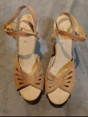 Vintage 70s Kinney Suede Platform Wedge Sandals Cutout Leaf Ankle Strap Size 6.5
